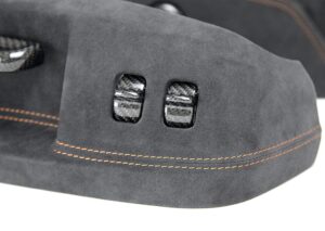 24 Audi R8 420 Schalensitz Seitenverkleidung Alcantara orangene Naht2