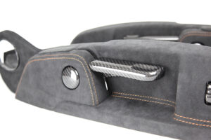 6 Audi R8 420 Schalensitz Seitenverkleidung Alcantara orangene Naht4