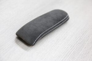 10 Audi 8J TT TTS TTRS Mittelarmlehne Alcantara schwarz silberne Naht3