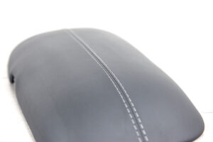 15 Ford Mustang VI Mittelarmlehne Leder graue Mittelnaht4