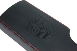 3 Porsche 997 Mittelarmlehne Leder Naht rot mit Porsche Emblem5